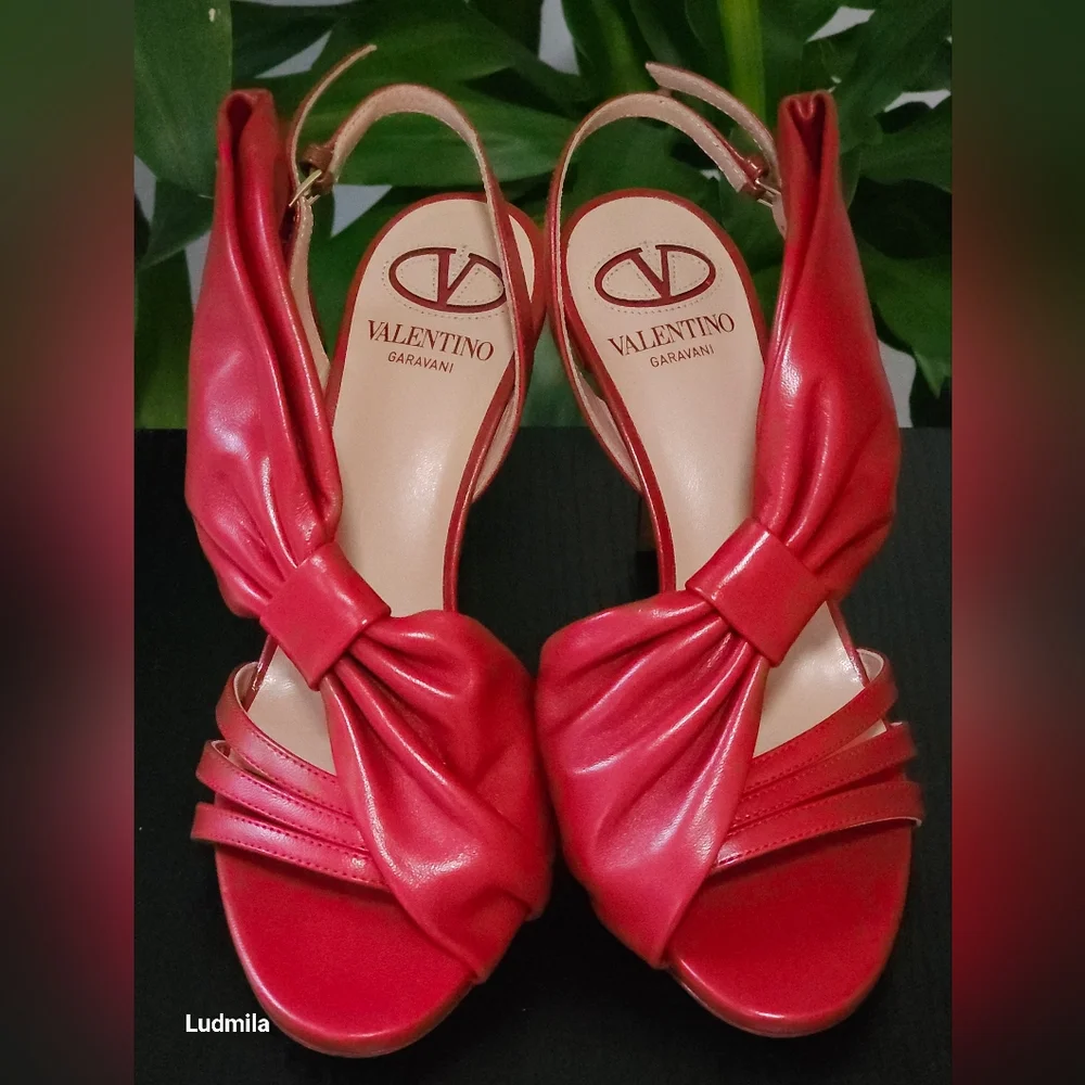 VALENTINO GARAVANI women's size‎ 36 dark red heels